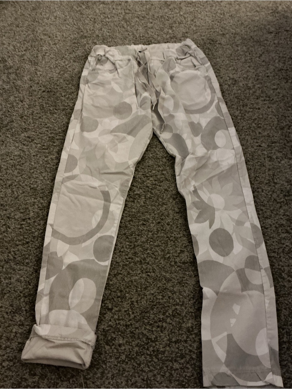 Women's Straight Leg Patterned Pants in Light Gray